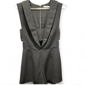 Finders Keepers Cutout Black V-
Neck Romper
Finders Keepers
Size: S